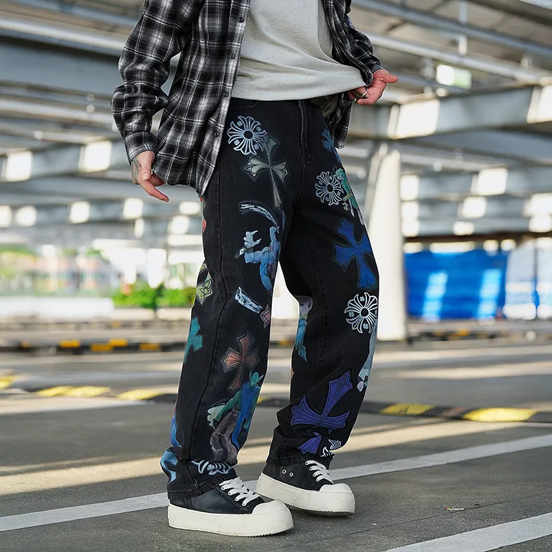 P300 💰 (top version) chrome hearts ss25 black elf print jeans. Styles with different wash textures, very friendly to people with thin legs and thick legs. The slightly flared version is very flattering to the leg shape. The moderate length will never go out of style. It can be matched easily and casually. It is the basis of various styles. It is a must-have in the wardrobe! The fabric is stiff but also makes the upper body soft without losing texture. The washing process is even more perfect. It is a must-have item for everyone! ! !  Color: black Size: 30-32-34-36 30 32 34 36 Waist circumference 80 85 90 95 Sitting circumference 105 110 115 120 Foot opening 46 47 48 49 External length 102 103 104 105